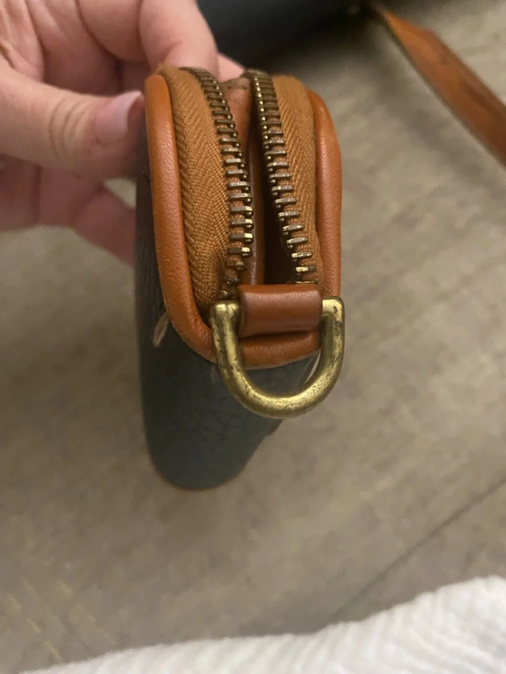 Vintage Dooney & Bourke Tan Leather Coin Pouch - Picture 9 of 12